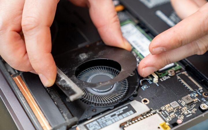 How to clean laptop fan
